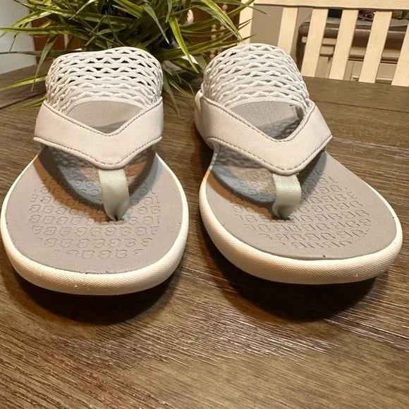 Bzees Cabana Women's Thong Sandals‎ Walking Comfort Gray Size 9.5M - Picture 3 of 9